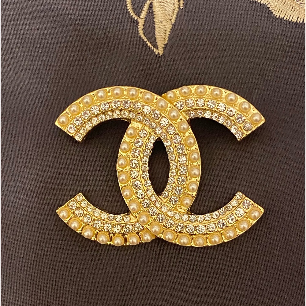- Classic Double CC Pearled Brooch - Picture 7 of 15